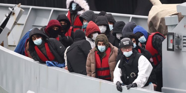 İngiltere'ye gitmeye çalışan göçmen botu Manş Denizi'nde battı; 27'den fazla kişi hayatını kaybetti
