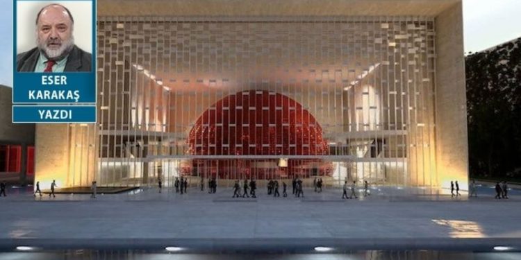 İnilerek girilen opera, sanat merkezi gördünüz mü hiç?