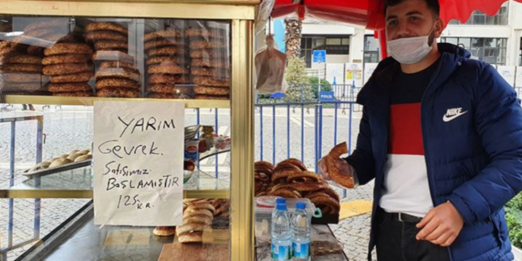 "İnsanların alım gücü düştü” diyen bir esnaf yarım simit satmaya başladı