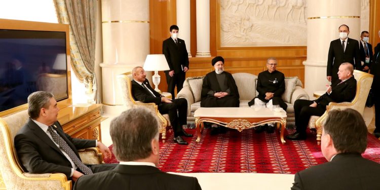 İran, Türkmenistan ve Azerbaycan doğalgaz takas anlaşması imzaladı