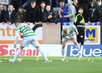İskoçya'da ilginç protesto: Taraftarlar sahaya tenis topu attı, oyun durdu