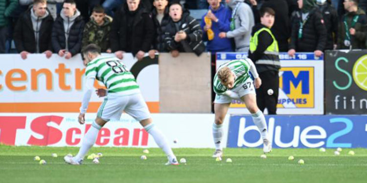 İskoçya'da ilginç protesto: Taraftarlar sahaya tenis topu attı, oyun durdu