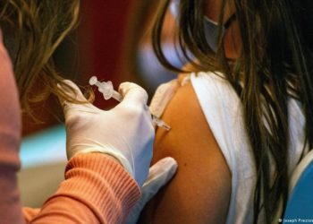 İsrail'de çocukların aşılanmasına başlanıyor