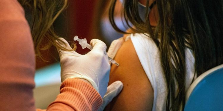 İsrail'de çocukların aşılanmasına başlanıyor