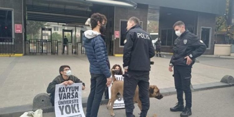 İstanbul'da YÖK'ü protesto eden öğrencilere gözaltı