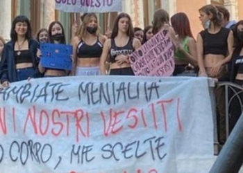 İtalya'da öğrenciler spor sütyenini yasaklayan öğretmeni protesto etti: 'Kıyafetimizi değil zihniyeti değiştirin'