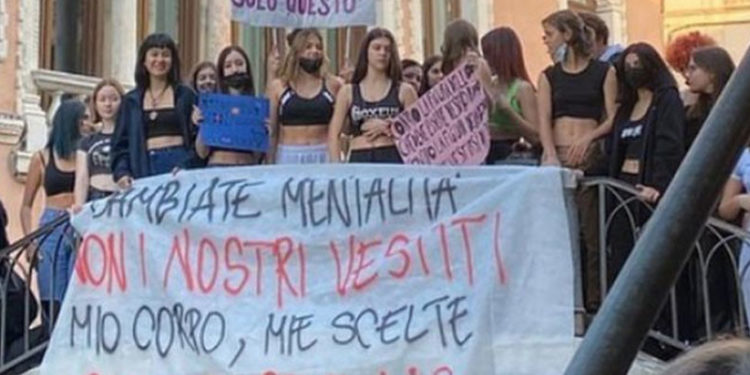 İtalya'da öğrenciler spor sütyenini yasaklayan öğretmeni protesto etti: 'Kıyafetimizi değil zihniyeti değiştirin'