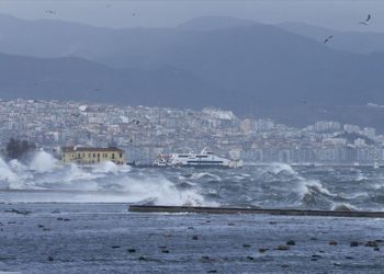 İzmir, Çanakkale ve Bursa'da deniz ulaşımına 'lodos' engeli