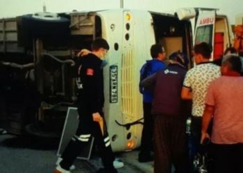 İzmir'de işçi taşıyan iki midibüs çarpıştı: 45 yaralı