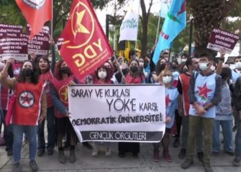 İzmir'de öğrenci protestosu: Saray kuklası YÖK'ü tanımıyoruz