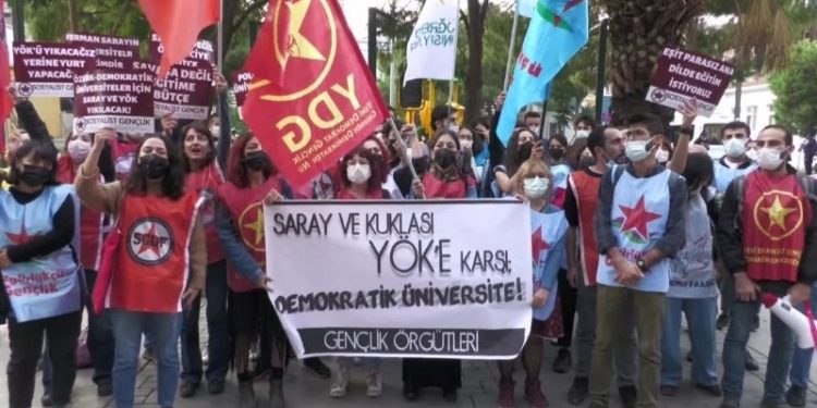 İzmir'de öğrenci protestosu: Saray kuklası YÖK'ü tanımıyoruz