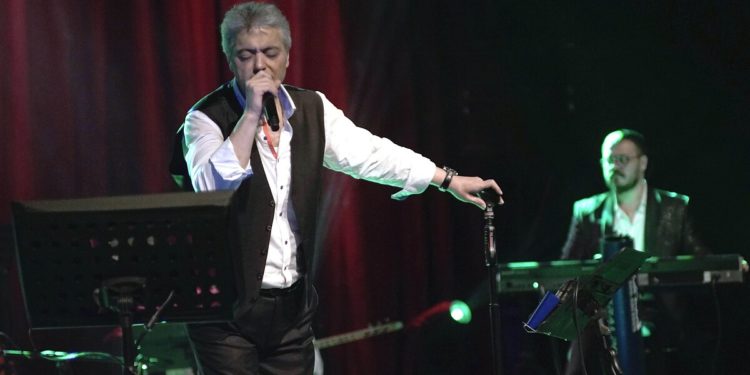 İş insanına bıçakla saldıran şarkıcı Cengiz Kurtoğlu gözaltına alındı