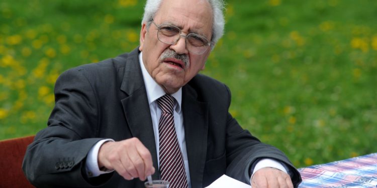 Şair ve yazar Sezai Karakoç vefat etti