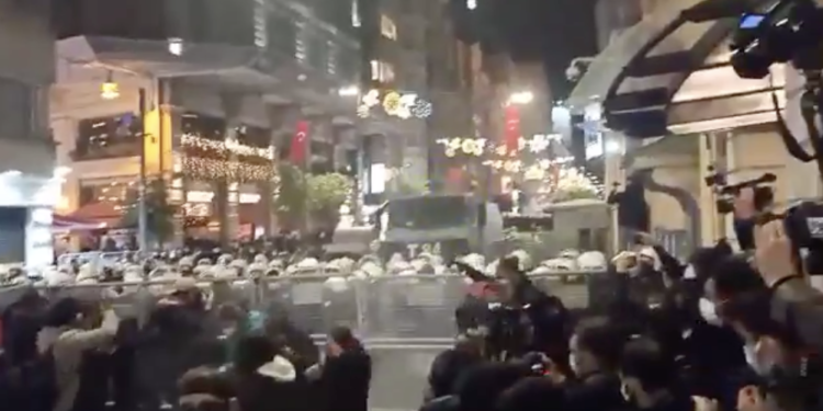 ‘Hükümet istifa’ deyince… Kadına Karşı Şiddetle Mücadele Günü’nde polis kadınlara gazla saldırdı