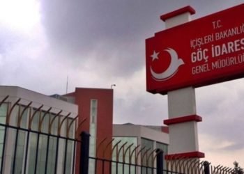 &lsquo;Muz yeme&rsquo; videosu &ccedil;eken 45 sığınmacı sınırdışı ediliyor