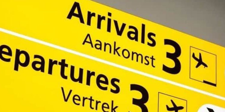 ‘Omicron’ karantinasından kaçan çift uçakta gözaltına alındı