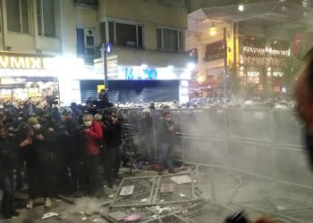 ‘Türkiye’deki şiddeti’ protesto için sokağa çıkan kadınlara polis müdahalesi