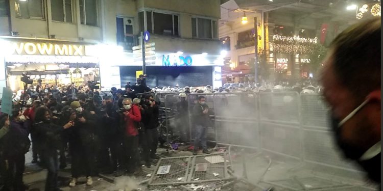 ‘Türkiye’deki şiddeti’ protesto için sokağa çıkan kadınlara polis müdahalesi