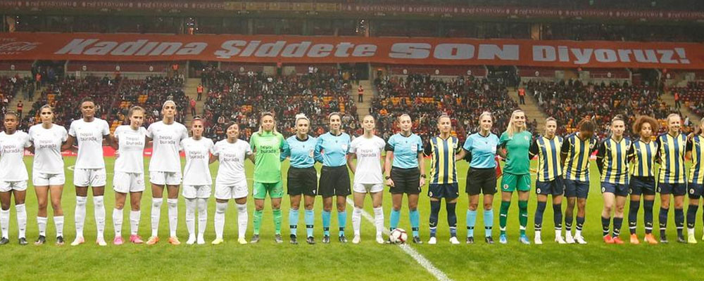 İlk kadın futbol derbisi: "Kadından her şey olur!"