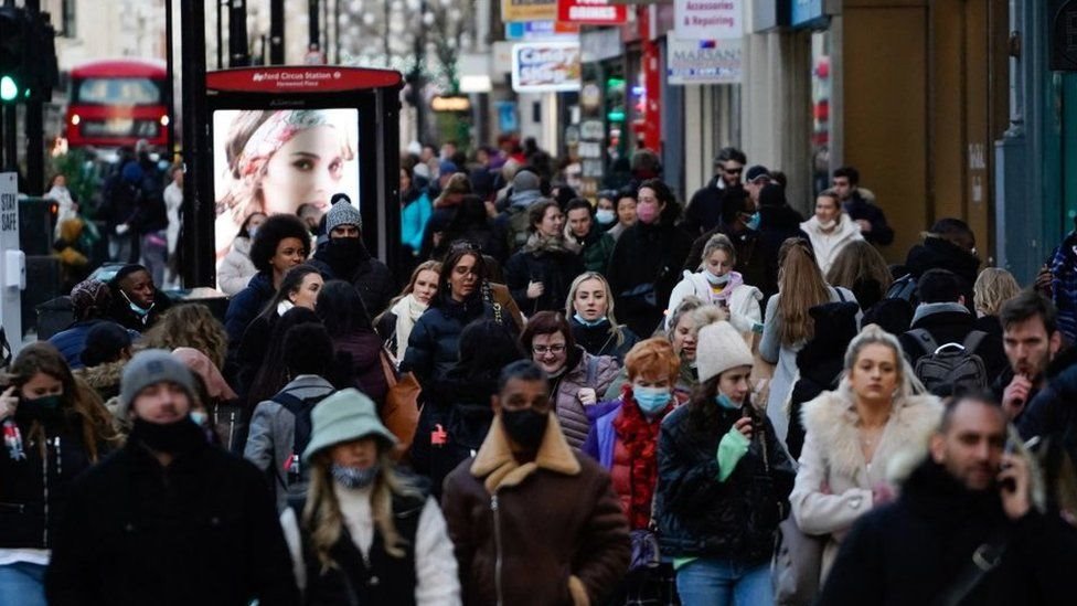 İngiltere, Omicron'a bağlı yeni bir dalgayla karşı karşıya