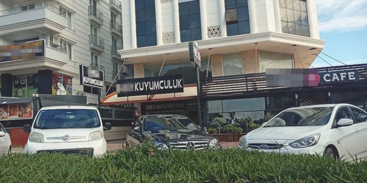 1 milyon liralık altın çalanlar, çamurlu ayakkabılarıyla bıraktıkları izlerden yakalandı