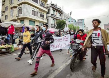 Myanmar’da devrik lider Aung San Suu Çii’ye verilen hapis cezası protesto edildi