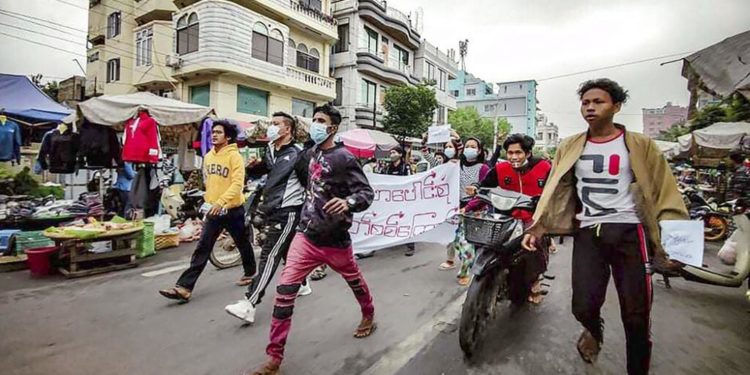 Myanmar’da devrik lider Aung San Suu Çii’ye verilen hapis cezası protesto edildi
