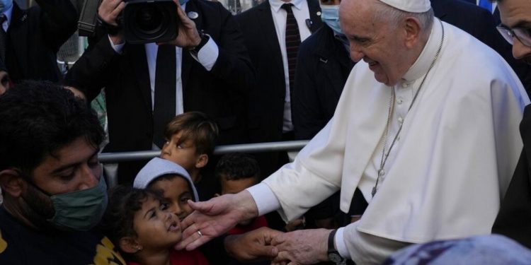 Midilli Adası’nı ziyaret eden Papa Francis: Göçmen krizi ‘medeniyet enkazıdır’