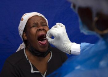 Omicrun’u ilk tespit eden Güney Afrika: Dördüncü dalganın zirvesi geride kaldı