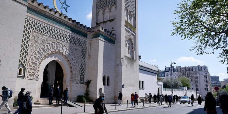 Fransa’da Milli Görüş, ‘karşı çıktığı’ İslami Prensipler Tüzüğü’nü imzalamayı kabul etti