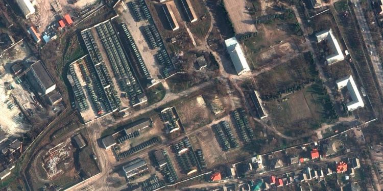 Uydu görüntülerine göre Rusya hala Ukrayna sınırına askeri yığınak yapıyor