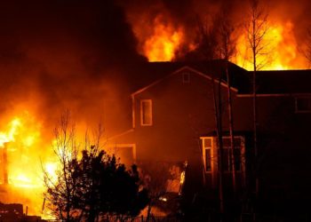 Colorado’da yangınlar: Binlerce kişi tahliye edildi, yüzlerce ev yandı