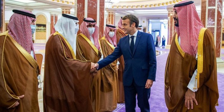 Macron, Suudi Arabistan ve Lübnan arasındaki diplomatik krizde arabuluculuk üstlendi