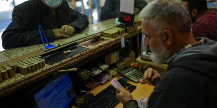 Reuters: Türk Lirası 4 gündür değer kaybediyor; yeni plan enflasyonu canlandırabilir