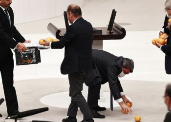 CHP milletvekili protesto için TBMM kürsüsünde portakal kasası boşalttı