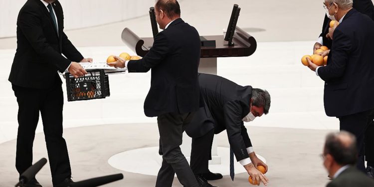 CHP milletvekili protesto için TBMM kürsüsünde portakal kasası boşalttı