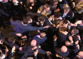 Fransa’nın aşırı sağcı cumhurbaşkanı adayı Zemmour’un mitingini protesto eden aktivistlere saldırı