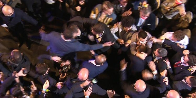 Fransa’nın aşırı sağcı cumhurbaşkanı adayı Zemmour’un mitingini protesto eden aktivistlere saldırı