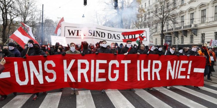 Avusturya’da on binlerce kişi Covid-19 önlemleri ve zorunlu aşıyı protesto etti