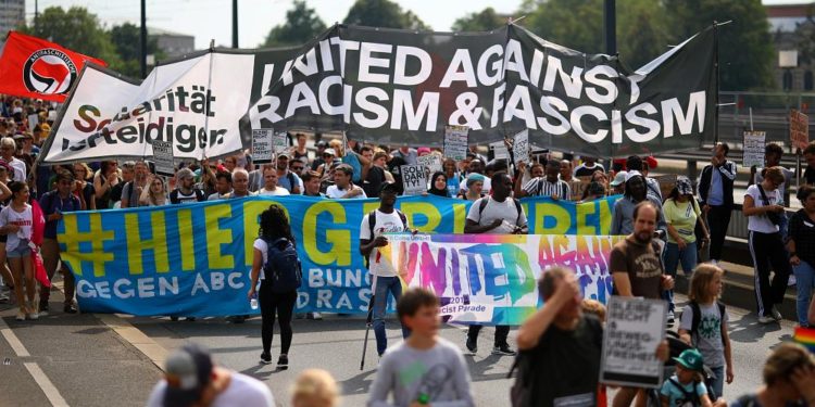 Almanya’da on binlerce kişi ırkçılığa karşı yürüdü: Başbakan Yardımcısı Scholz da meydana indi