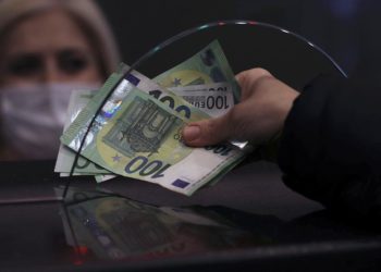 ‘Bu zararı nasıl telafi edeceğimizi kara kara düşünüyoruz’: Kur mağdurları anlatıyor