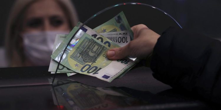 ‘Bu zararı nasıl telafi edeceğimizi kara kara düşünüyoruz’: Kur mağdurları anlatıyor