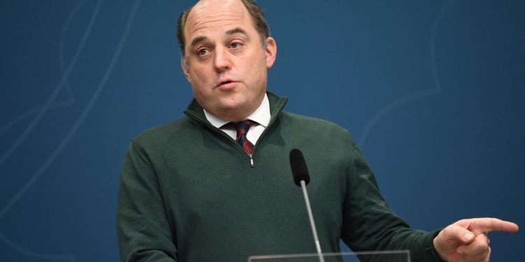 İngiltere Savunma Bakanı: Askerlerimiz Rusya’ya karşı Ukrayna’da konuşlanmayacak