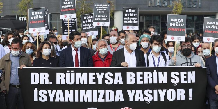 Ankara’da doktorlar uzun nöbet saatlerini protesto etti