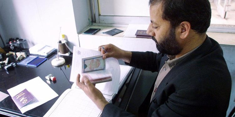 Taliban hükümeti, vatandaşlara yeniden Afgan pasaportu vermeye başlayacağını duyurdu.