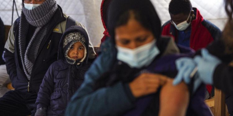 Covid-19: Üretici şirketler yan etki kaynaklı tazminat riski yüzünden mültecilere aşı sağlamıyor