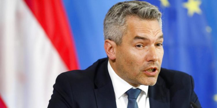 Yolsuzluk soruşturmasıyla sarsılan Avusturya’da başbakan değişiyor