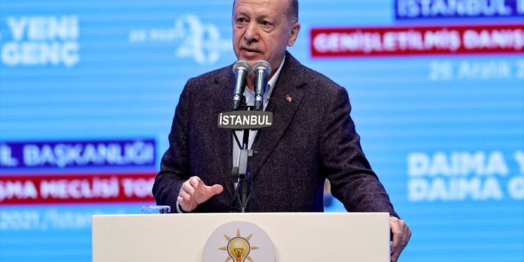 Erdoğan: 15 bin kişiyi çıkarıp, terör örgütüyle iltisaklıların da olduğu 45 bin kişiyi işe aldılar