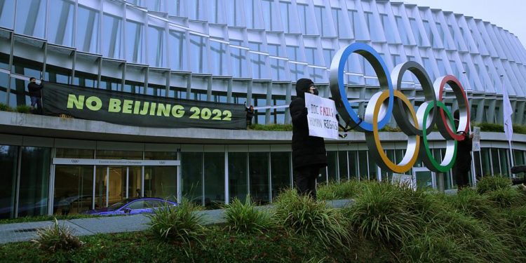 Tibetli öğrencilerden Uluslararası Olimpiyat Komitesi önünde zincirli protesto