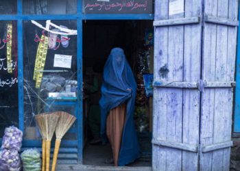 Taliban, kadınlara erkek refakatçi olmadan seyahat etmeyi yasakladı